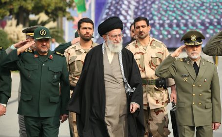 ملت ایران از اخم آمریکا نهراسید و آن را به عقب‌نشینی و شکست کشاند